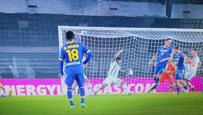 Verona 0-1 Juventus: VAR 2 lần từ chối 11m, 'Bà đầm già&quot; thắng tối thiểu - Ảnh 3.