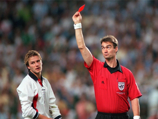 9. Chiếc thẻ đỏ biến David Beckham thành tội đồ nước Anh tại vòng 16 đội World Cup 1998