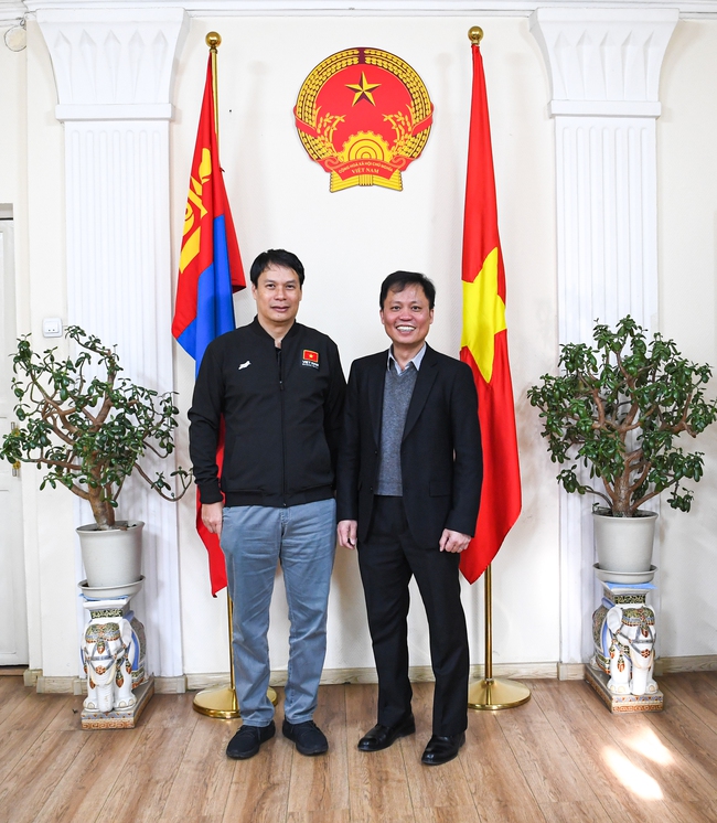 Đại sứ đặc mệnh toàn quyền Việt Nam tại Mông Cổ gặp gỡ và động viên đội tuyển bóng rổ Việt Nam - Ảnh 3.