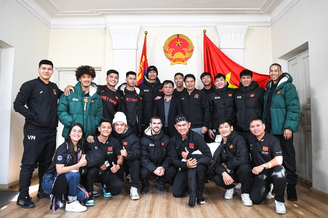 Đại sứ đặc mệnh toàn quyền Việt Nam tại Mông Cổ gặp gỡ và động viên đội tuyển bóng rổ Việt Nam - Ảnh 4.