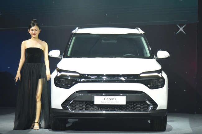 Ra mắt Kia Carens 2023 tại Việt Nam: Giá từ 619 triệu, 7 phiên bản, lột xác làm khó 'vua doanh số' Xpander - Ảnh 3.