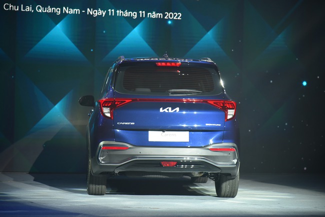 Ra mắt Kia Carens 2023 tại Việt Nam: Giá từ 619 triệu, 7 phiên bản, lột xác làm khó 'vua doanh số' Xpander - Ảnh 9.