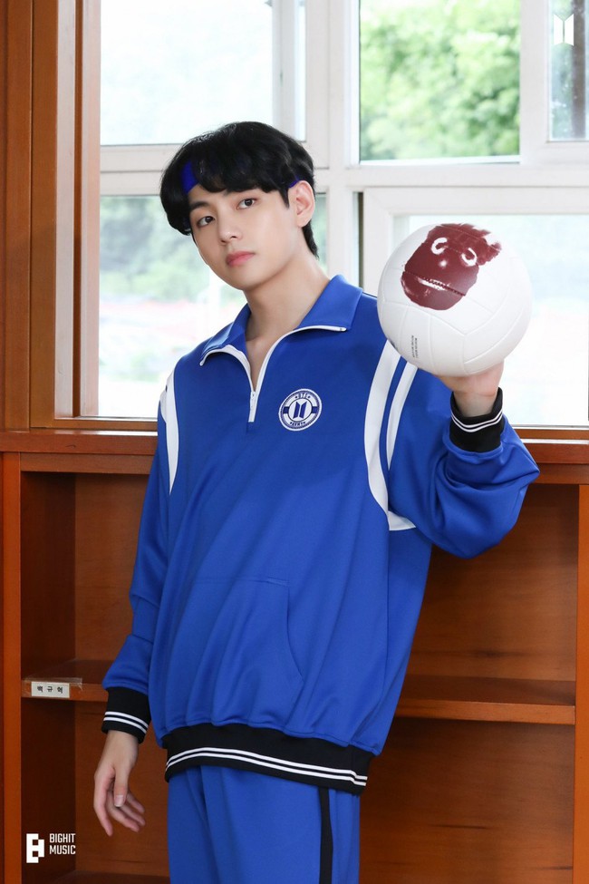 V BTS lại lộ rõ tính '2 mặt' trong photofolio 'Us, Ours yourself, and BTS, 'We' - Ảnh 1. V BTS lại lộ rõ tính '2 mặt' trong photofolio 'Us, Ours yourself, and BTS, 'We' - Ảnh 1.