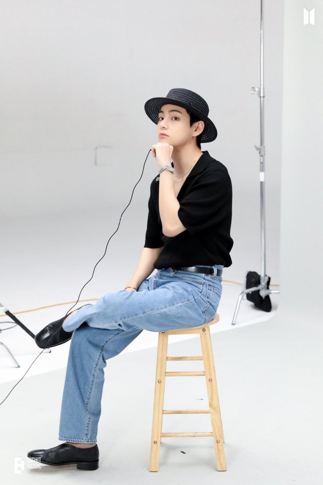 V BTS lại lộ rõ tính '2 mặt' trong photofolio 'Us, Ours yourself, and BTS, 'We' - Ảnh 3. V BTS lại lộ rõ tính '2 mặt' trong photofolio 'Us, Ours yourself, and BTS, 'We' - Ảnh 3.