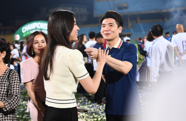 Hoa hậu Đỗ Mỹ Linh tươi như hoa bên chủ tịch Đỗ Vinh Quang trong ngày Hà Nội FC vô địch - Ảnh 6.