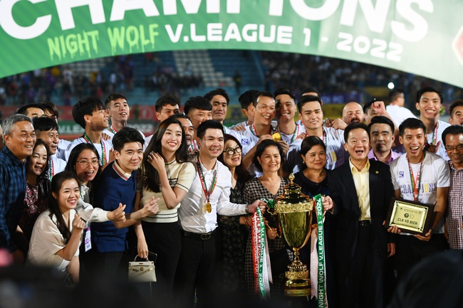 Hoa hậu Đỗ Mỹ Linh tươi như hoa bên chủ tịch Đỗ Vinh Quang trong ngày Hà Nội FC vô địch - Ảnh 7.