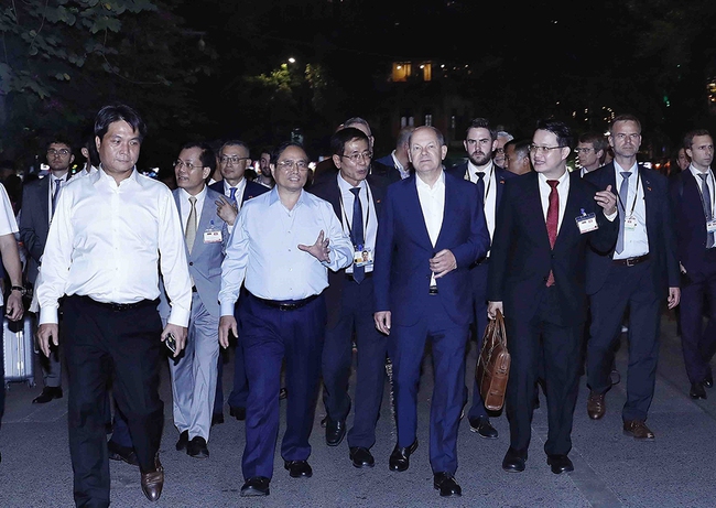 Thủ tướng Phạm Minh Chính và Thủ tướng CHLB Đức Olaf Scholz thăm phố cổ Hà Nội - Ảnh 6.