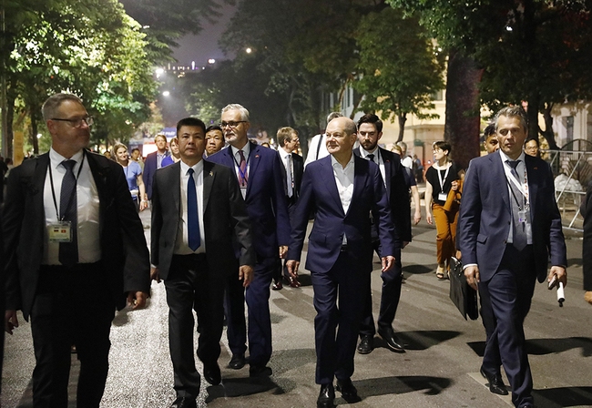 Thủ tướng Phạm Minh Chính và Thủ tướng CHLB Đức Olaf Scholz thăm phố cổ Hà Nội - Ảnh 10.