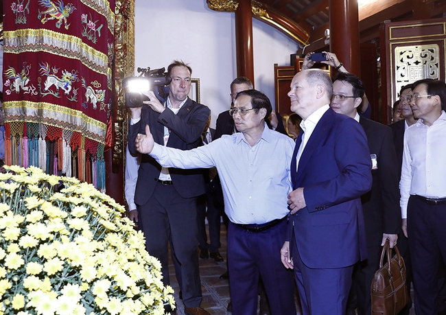 Thủ tướng Phạm Minh Chính và Thủ tướng CHLB Đức Olaf Scholz thăm phố cổ Hà Nội - Ảnh 2.