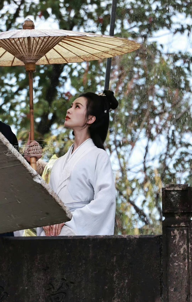 Lưu Thi Thi diện váy trắng tinh khôi trên phim trường - Ảnh 2.