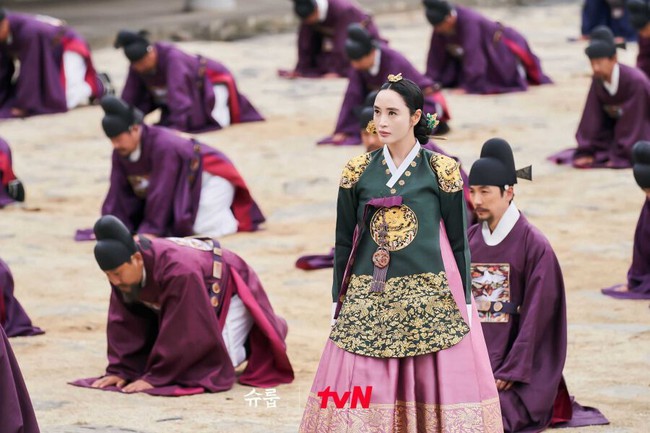 Sức hút khó cưỡng của 'chị đại' Kim Hye Soo trong 'The Queen's Umbrella' - Ảnh 5.