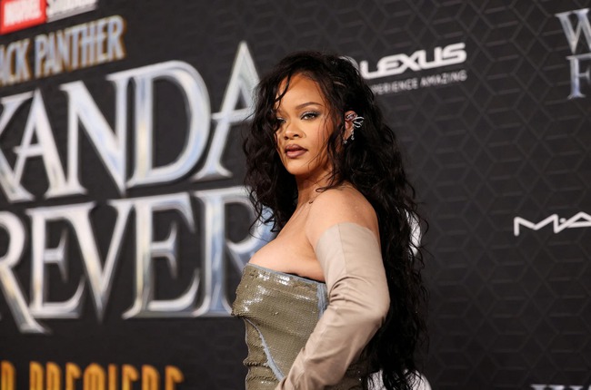 Rihanna khai vị nóng sốt với 'Lift Me Up' - Ảnh 4.