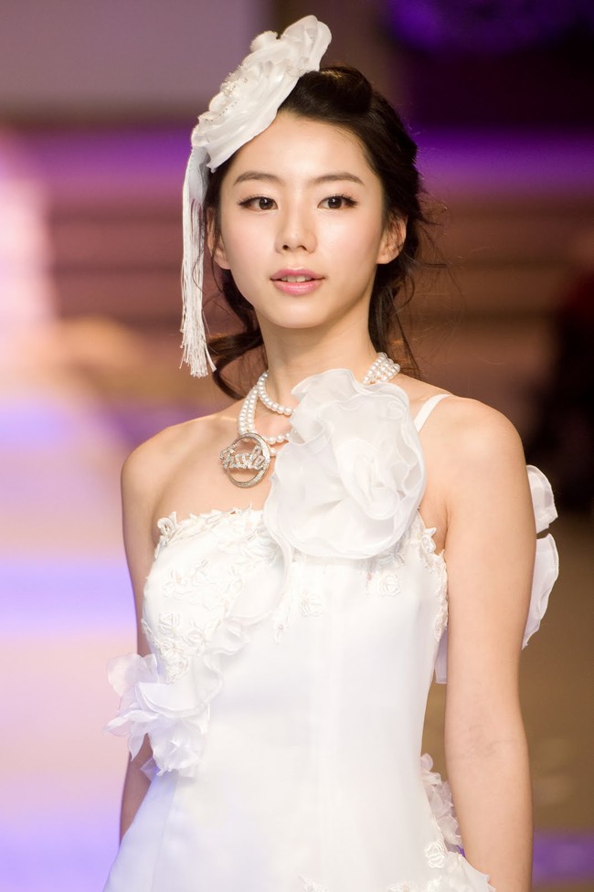 Bà xã Bae Yong Joon: Từ nữ diễn viên vô danh đến &quot;bà hoàng Châu Á&quot; chỉ sau 1 đám cưới - Ảnh 1.
