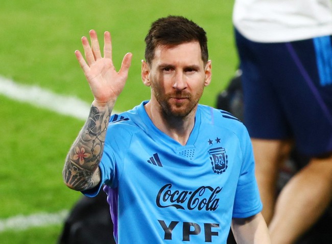 Messi tạo sức hút khó tin: 15.000 người tới xem, fan cuồng chạy vào sân - Ảnh 2.