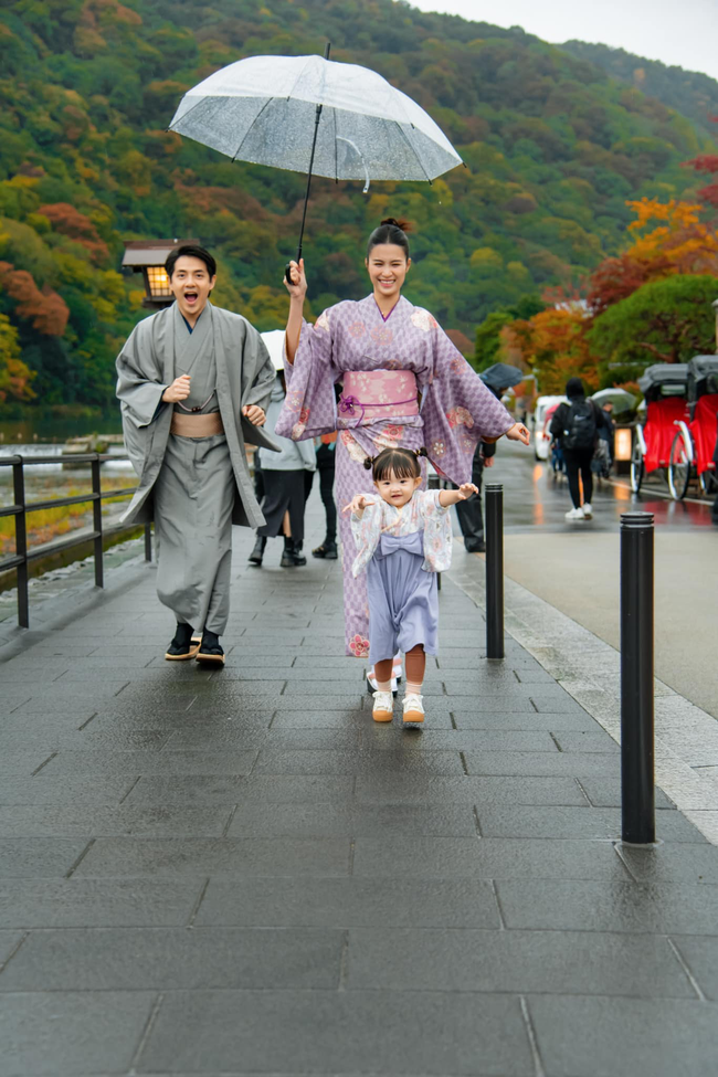 Hình ảnh &quot;cưng xỉu&quot; của gia đình Đông Nhi khi làm đại sứ du lịch tại Nhật Bản - Ảnh 3.