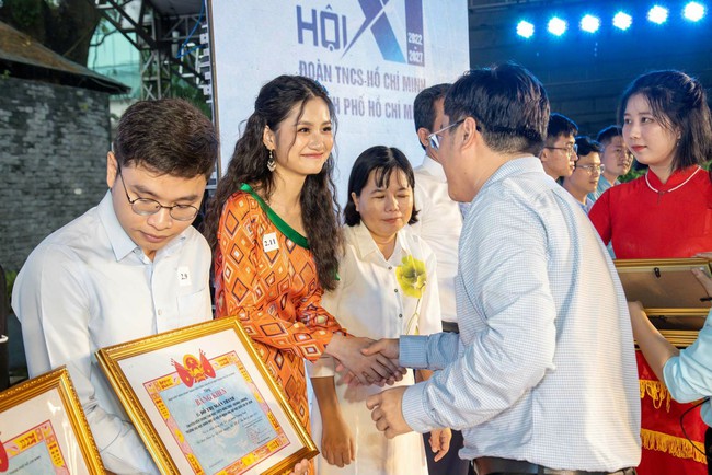 Hoa hậu Nguyễn Thanh Hà Nhận Giải thưởng của TP.HCM vì Trái Tim Nhân Ái - Ảnh 3.