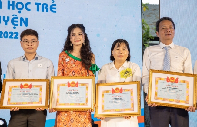 Hoa hậu Nguyễn Thanh Hà Nhận Giải thưởng của TP.HCM vì Trái Tim Nhân Ái - Ảnh 4.