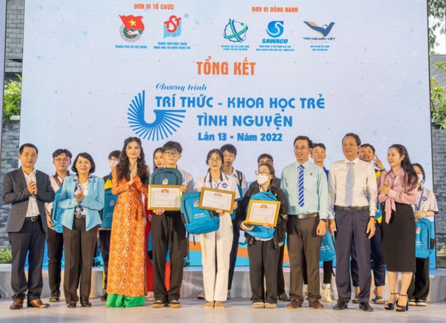 Hoa hậu Nguyễn Thanh Hà Nhận Giải thưởng của TP.HCM vì Trái Tim Nhân Ái - Ảnh 5.