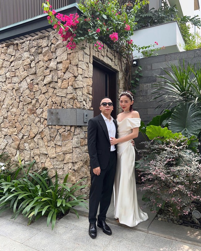 2 sao Việt hở bạo hậu kết hôn: Phương Trinh Jolie diện gợi cảm cạnh mẹ chồng, Tóc Tiên tiết lộ phản ứng của Hoàng Touliver  - Ảnh 7.