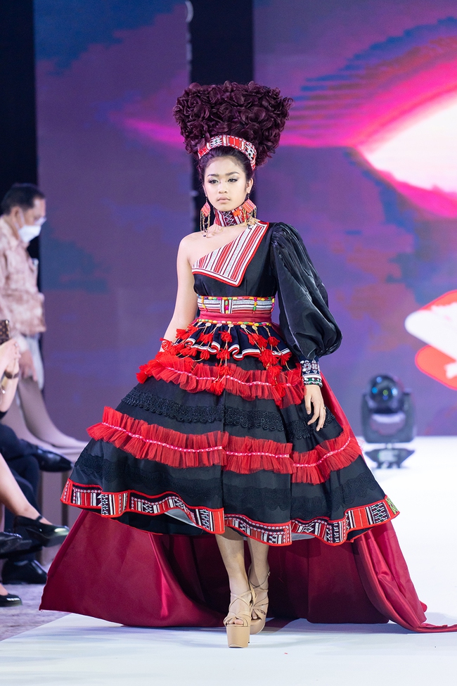NTK Đắc Ngọc mang thổ cẩm Việt đến Bangkok Kids International Fashion Week 2022 - Ảnh 2.