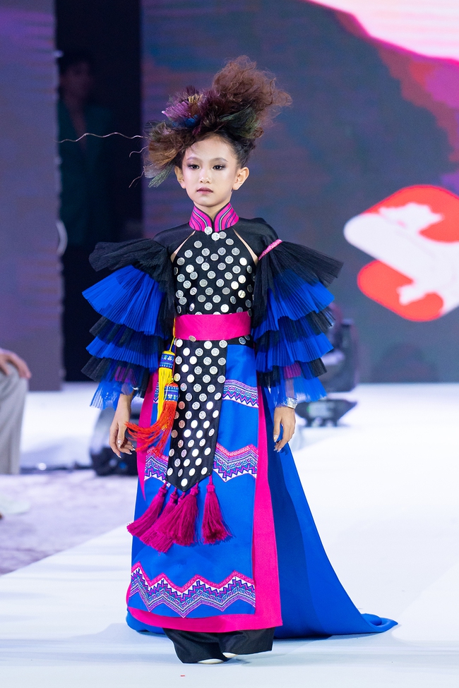 NTK Đắc Ngọc mang thổ cẩm Việt đến Bangkok Kids International Fashion Week 2022 - Ảnh 3.