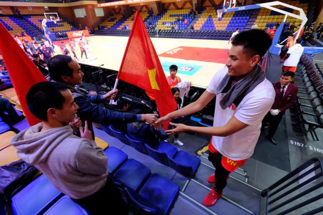 HLV đội tuyển bóng rổ Việt Nam rung động vì cổ động viên xa xứ tại vòng sơ loại FIBA Asia Cup 2025 - Ảnh 2.