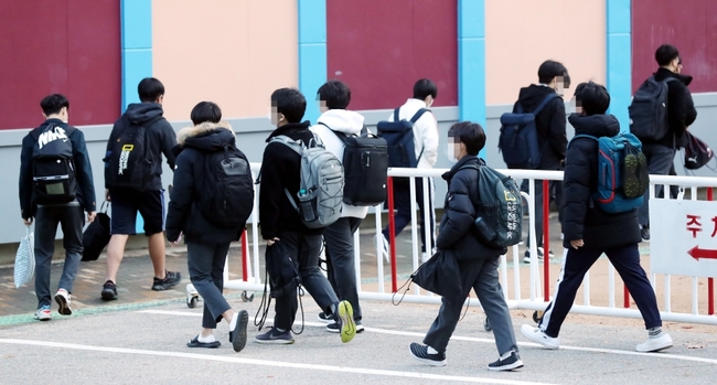 Nửa triệu học sinh Hàn Quốc bước vào kỳ thi quốc gia căng thẳng nhất - Ảnh 2.