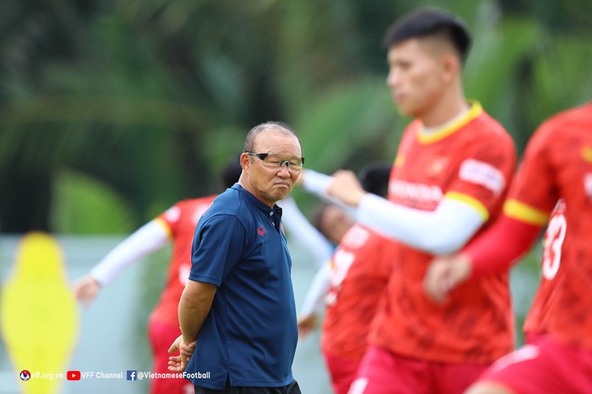 HLV Park Hang Seo triệu tập hơn 30 cầu thủ cho AFF Cup 2022 - Ảnh 1.