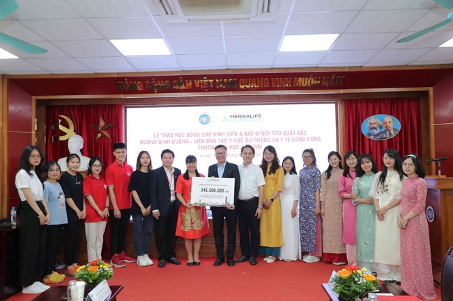 Herbalife Việt Nam trao học bổng cho sinh viên và bác sĩ nội trú xuất sắc Đại Học Y Hà Nội - Ảnh 1.