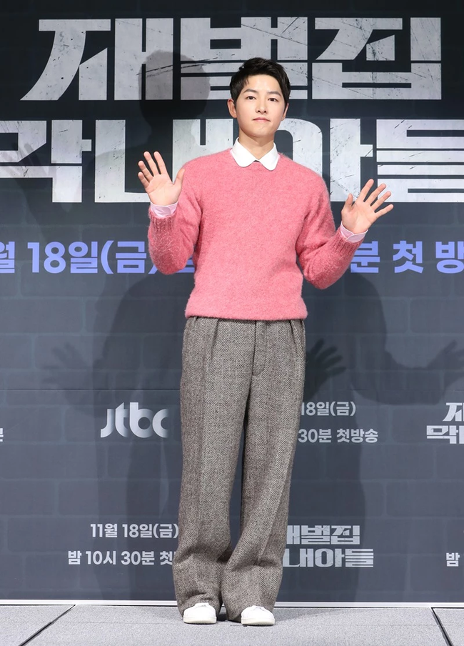 Xuất hiện tại họp báo 'Reborn Rich', thời trang của Song Joong Ki gây tranh cãi - Ảnh 4.