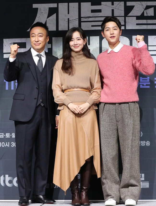 Xuất hiện tại họp báo 'Reborn Rich', thời trang của Song Joong Ki gây tranh cãi - Ảnh 1.