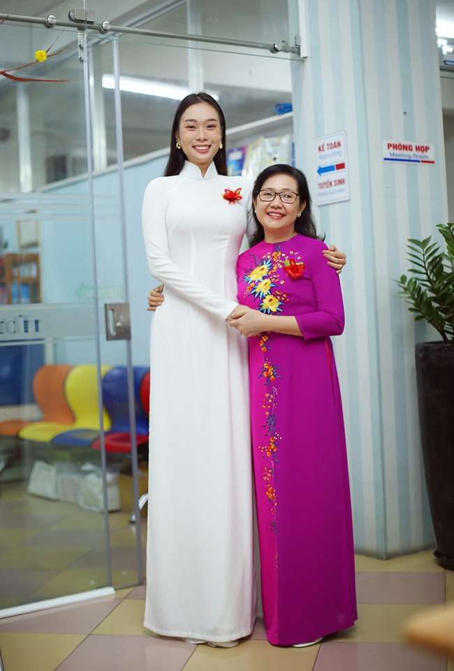 Hoa hậu Ban Mai tri ân thầy cô nhân Ngày Nhà giáo Việt Nam - Ảnh 3.