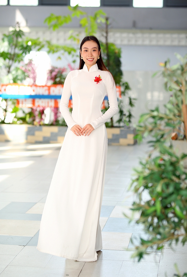 Hoa hậu Ban Mai tri ân thầy cô nhân Ngày Nhà giáo Việt Nam - Ảnh 2.
