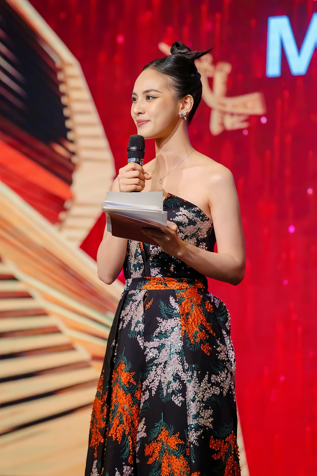 Quỳnh Nga dẫn chung kết Hoa hậu Du lịch Quốc tế 2022 cùng hai MC quốc tế - Ảnh 2.