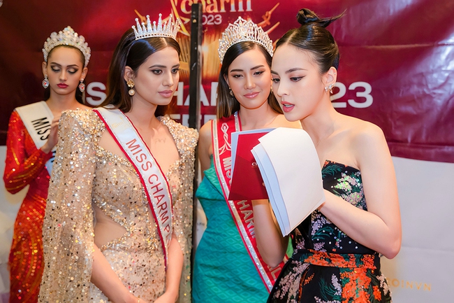 Quỳnh Nga dẫn chung kết Hoa hậu Du lịch Quốc tế 2022 cùng hai MC quốc tế - Ảnh 3.