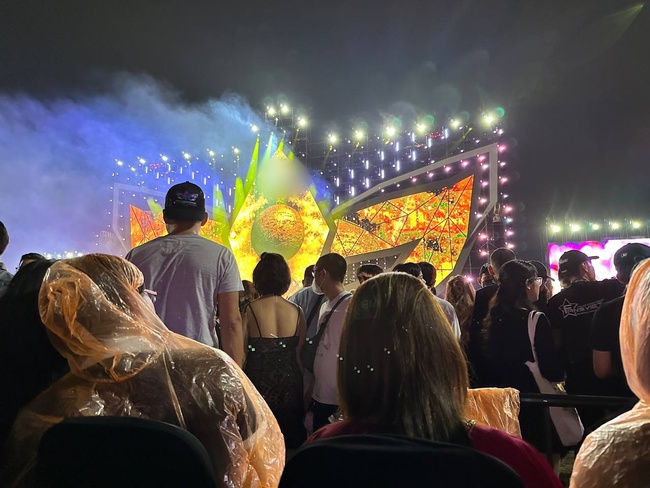 Nhiều khán giả bức xúc vì concert The Masked Singer không có ghế ngồi dù mua vé hàng triệu đồng - Ảnh 5.