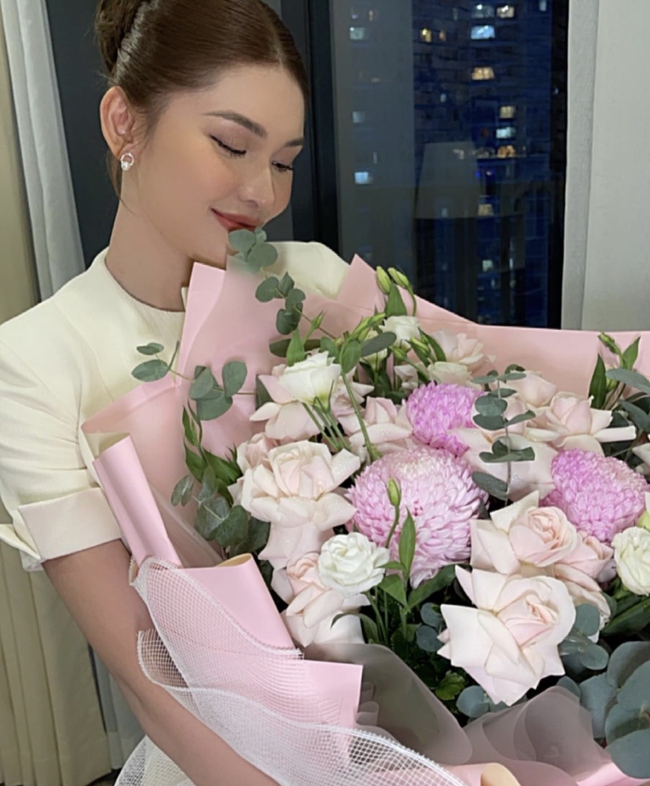 Á hậu Thuỳ Dung lên xe hoa vào tháng 12, hé lộ thiệp cưới và 2 khách mời đặc biệt  - Ảnh 2.