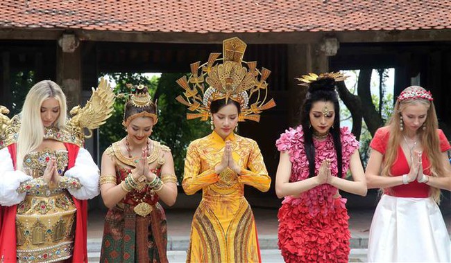 Thí sinh Hoa hậu Du lịch thế giới 2022 trải nghiệm văn hóa, di sản tại Phú Thọ - Ảnh 2.