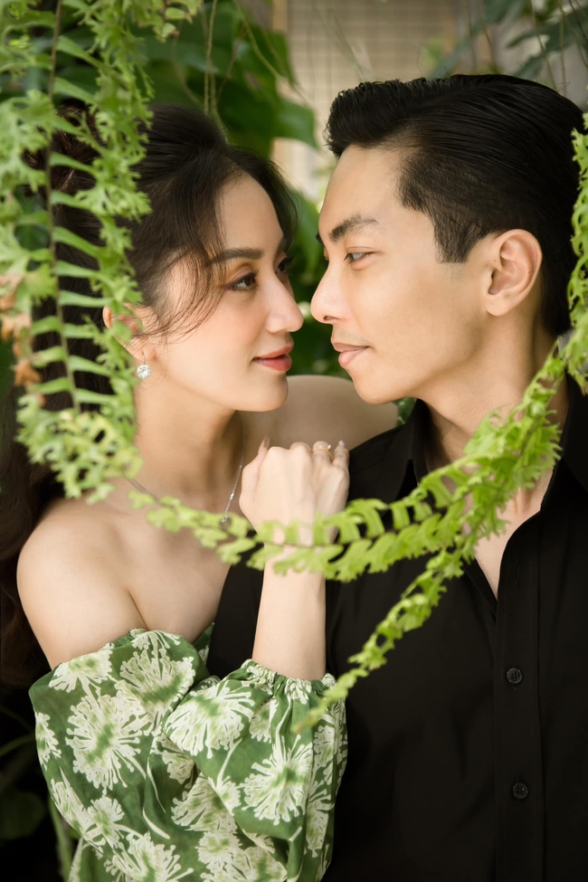 Khánh Thi và Phan Hiển trước lễ cưới: Chồng tặng vợ nhẫn để chạy show, các khâu chuẩn bị dần hoàn thành - Ảnh 1.