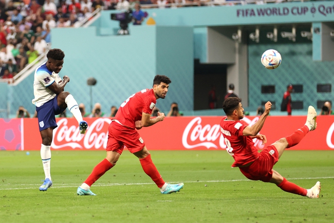 Thủ môn của Iran va chạm mạnh vùng mặt với đồng đội, phải rời sân dù nỗ lực thi đấu tiếp - Ảnh 7.