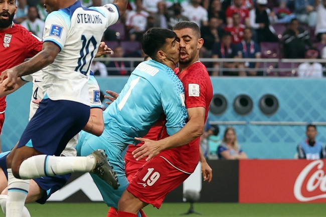 Thủ môn của Iran va chạm mạnh vùng mặt với đồng đội, phải rời sân dù nỗ lực thi đấu tiếp - Ảnh 2.