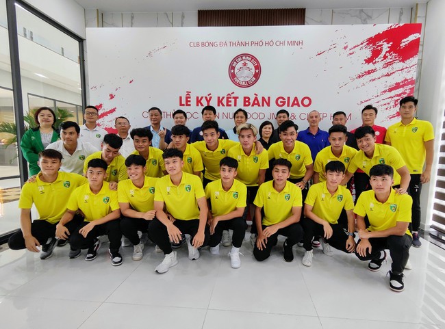 HLV Vũ Tiến Thành đón 17 tân binh trước V-League 2023 - Ảnh 2.