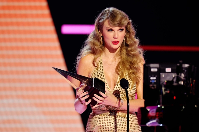 Taylor Swift 'càn quét' American Music Awards 2022 - Ảnh 3.