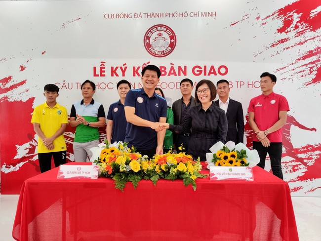 HLV Vũ Tiến Thành đón 17 tân binh trước V-League 2023 - Ảnh 1.