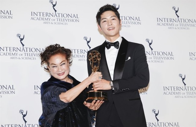 Song Joong Ki bất ngờ xuất hiện tại Emmy Awards - Ảnh 5.