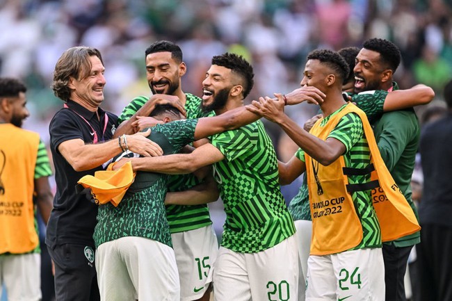 Cầu thủ Saudi Arabia vỡ òa sau khi giành chiến thắng bất ngờ trước Argentina - Ảnh 2.