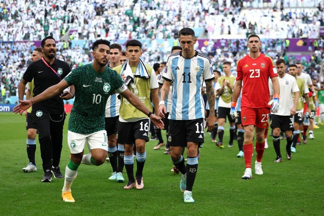 Cầu thủ Saudi Arabia vỡ òa sau khi giành chiến thắng bất ngờ trước Argentina - Ảnh 3.