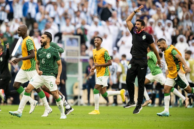 Cầu thủ Saudi Arabia vỡ òa sau khi giành chiến thắng bất ngờ trước Argentina - Ảnh 1.