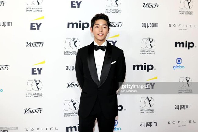 Song Joong Ki bất ngờ xuất hiện tại Emmy Awards - Ảnh 1.