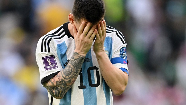 Messi ôm mặt là sự ám ảnh với Argentina - Ảnh 2.